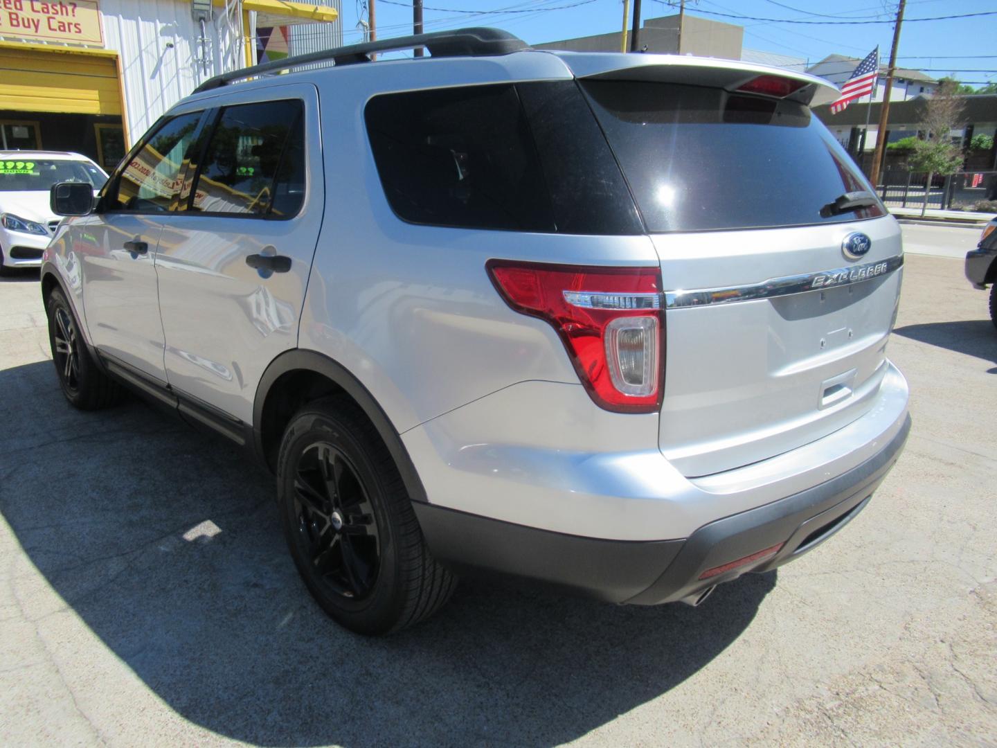 2015 Silver /Gray Ford Explorer XLT (1FM5K7B8XFG) with an 3.5L V6 F DOHC 24V engine, Automatic transmission, located at 1511 North Shepherd Dr., Houston, TX, 77008, (281) 657-1221, 29.798361, -95.412560 - 2015 FORD EXPLORER VIN: 1FM5K7B8XFGB17981 1 F M 5 K 7 B 8 X F G B 1 7 9 8 1 4 DOOR WAGON/SPORT UTILITY 3.5L V6 F DOHC 24V GASOLINE FRONT WHEEL DRIVE - Photo#21